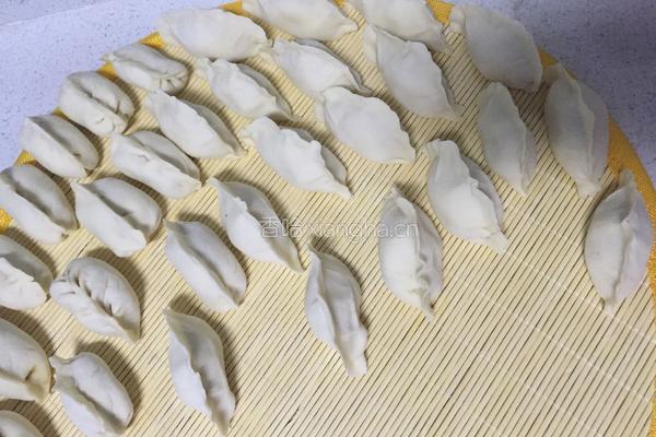 羊肉胡萝卜饺子的做法图解6