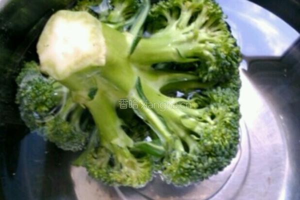 西兰花拌木耳的做法图解1