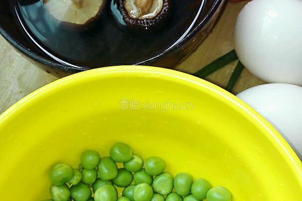 胡萝卜香菇蛋炒饭的做法图解1