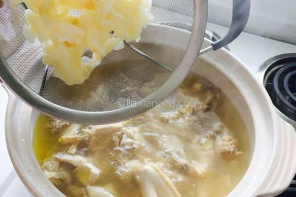 干鲍鱼花胶老鸡汤的做法图解4