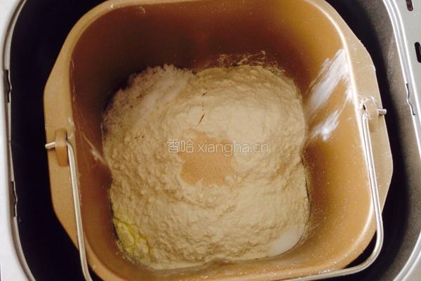 蜜豆花环面包的做法图解2