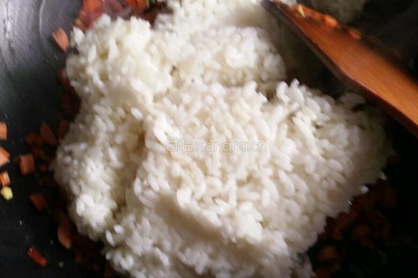 胡萝卜鸡蛋火腿炒饭的做法图解6