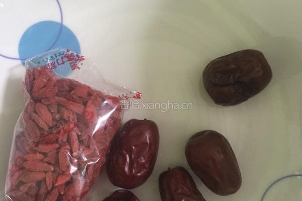 红枣薏米银耳汤的做法图解2