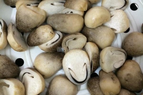 瘦肉炒草菇的做法图解1