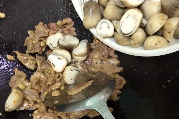 瘦肉炒草菇的做法图解5