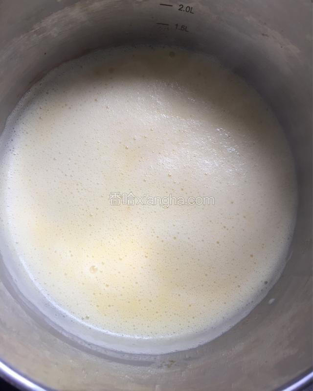 倒入不锈钢锅里，开小火，不停搅拌，全程牛奶蛋黄液不要翻滚冒泡，不要粘稠状态，离火后坐进凉水盆里降温；