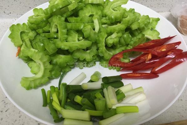 豆瓣苦瓜的做法图解1