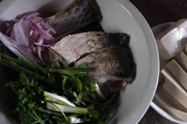 家长菜豆腐炖鱼的做法图解3