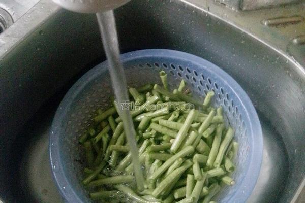 1最简单基础的四季豆炒肉的做法图解1