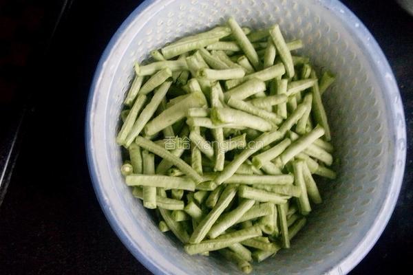 1最简单基础的四季豆炒肉的做法图解2