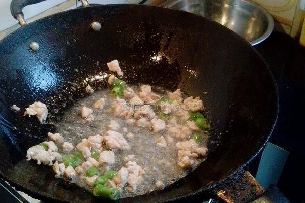 1最简单基础的四季豆炒肉的做法图解3