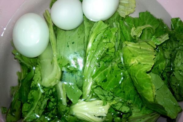 芥菜咸蛋肉片汤的做法图解2