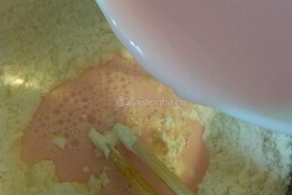 红糖草莓发糕的做法图解3