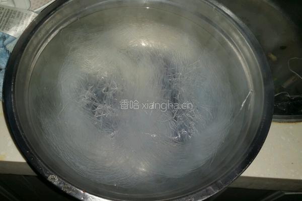 凉拌双椒菠菜粉丝的做法图解2
