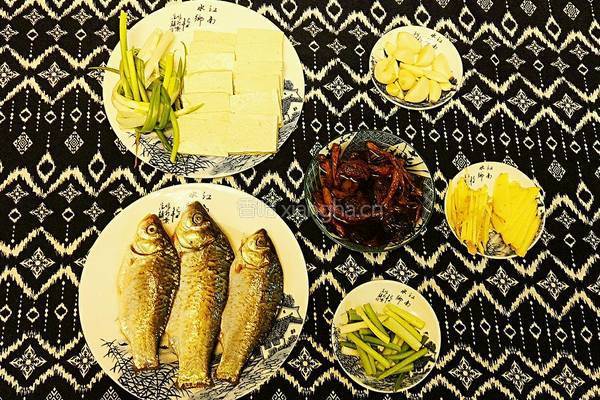 野蘑菇鲫鱼豆腐汤的做法图解1