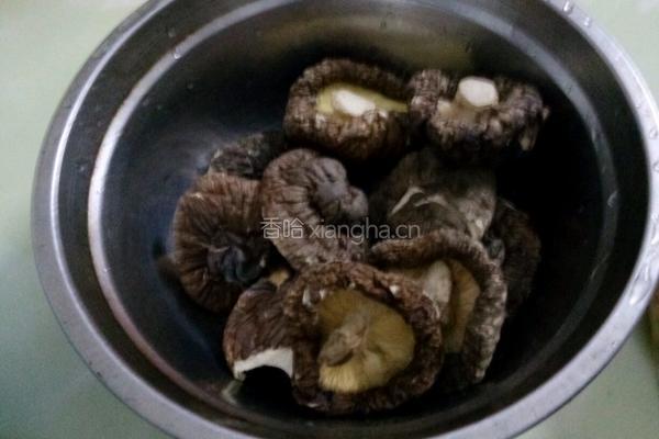 香菇猪肉饺的做法图解1