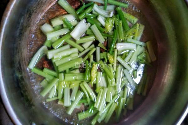 凉拌芹菜花生米的做法图解2
