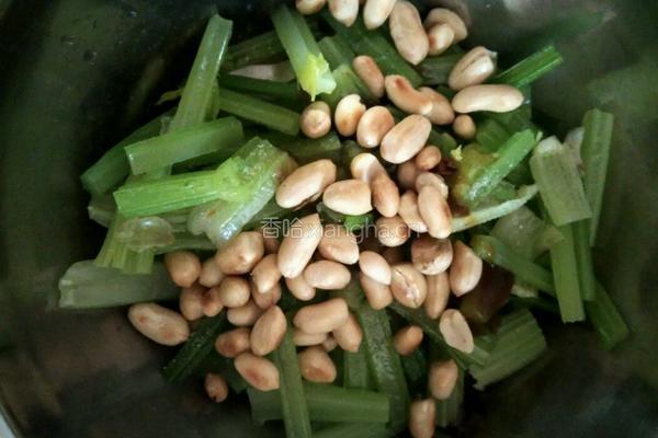 凉拌芹菜花生米的做法图解3