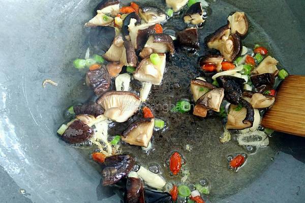 香菇瓜片滑蛋的做法图解4