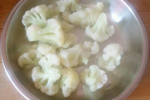 胡萝卜炒菜花的做法图解2