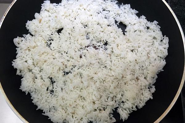 虾仁芝士焖饭的做法图解4