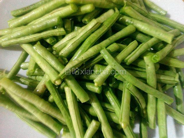 豇豆摘掉头尾、摘段、清洗干净