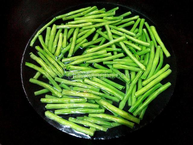豇豆焯水、捞起沥干水份