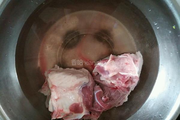 小白菜骨棒汤的做法图解1