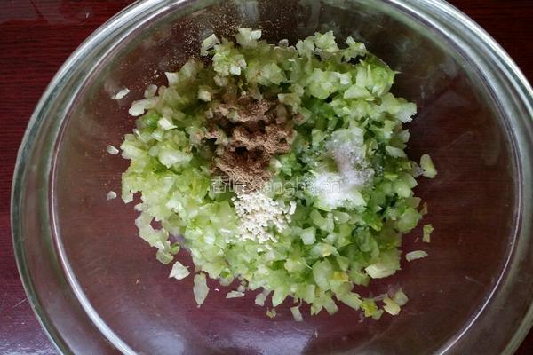 芹菜疙瘩汤的做法图解1