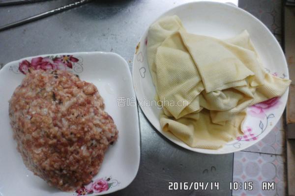 香菇肉沫豆皮卷的做法图解2
