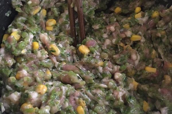 芹菜玉米猪肉水饺的做法图解1