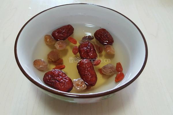 银耳荔枝大枣莲子羹的做法图解3