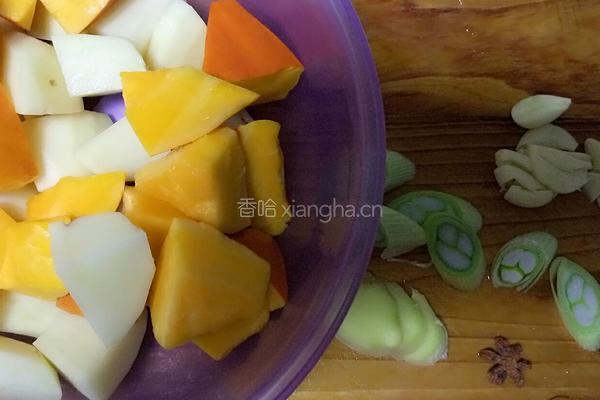 土豆炖南瓜的做法图解1
