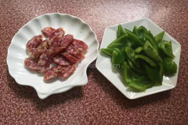 腊肠炒青椒的做法图解2