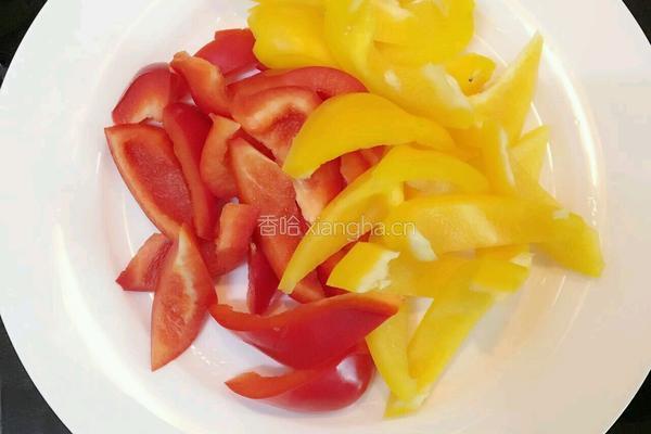 彩椒炒烧肉的做法图解1