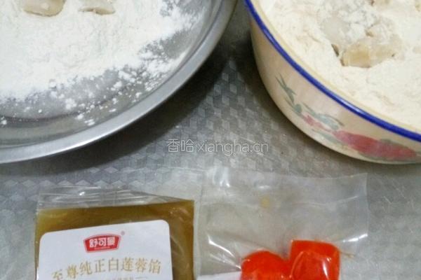 翡翠莲蓉蛋黄酥的做法图解1