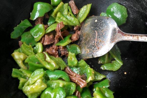 牛肉炒辣椒的做法图解3