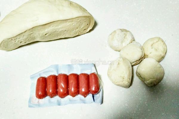 奶香袖珍烤肠卷的做法图解1