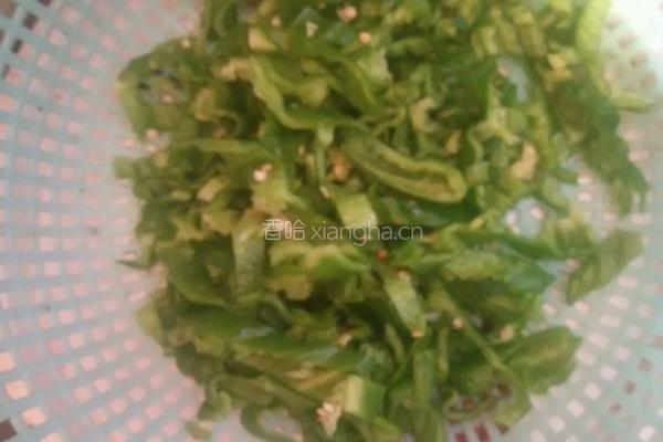 青椒炒腊肉的做法图解1