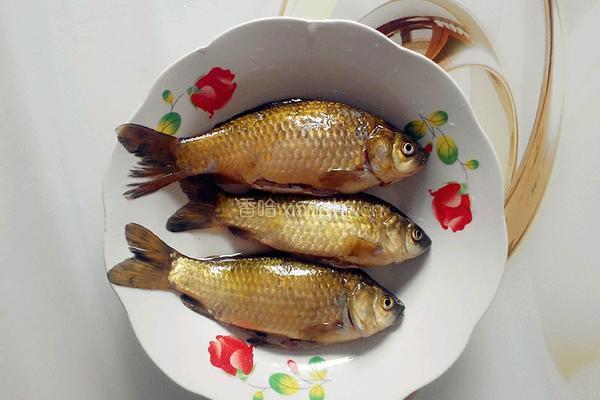 小鲫鱼汤的做法图解1
