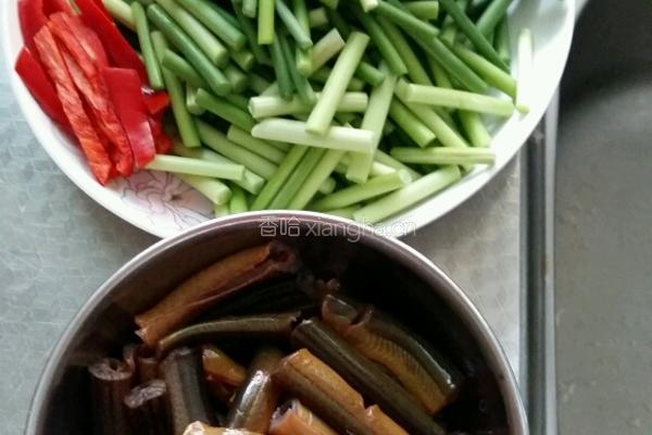 黄膳烧蒜苗的做法图解1