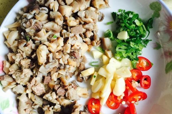 牛肉蘑菇粒9勺饭的做法图解1