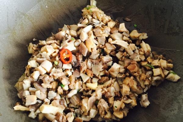 牛肉蘑菇粒9勺饭的做法图解3