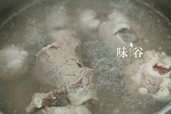 胡萝卜玉米筒骨汤的做法图解2