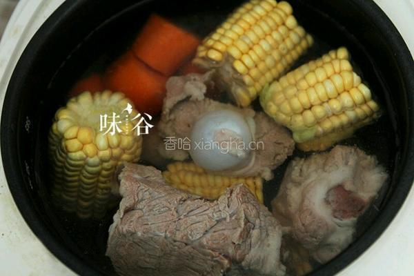 胡萝卜玉米筒骨汤的做法图解3