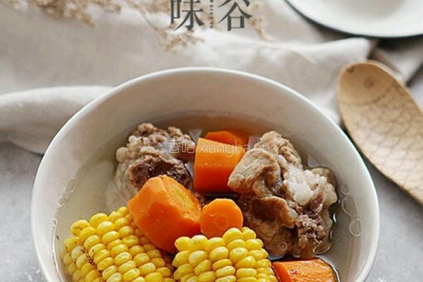 胡萝卜玉米筒骨汤的做法图解4
