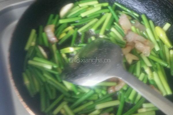 腊肉炒蒜薹的做法图解3