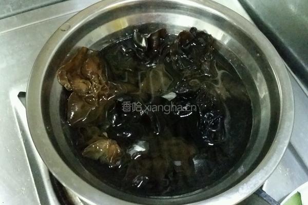 鸡蛋木耳炒黄瓜的做法图解3