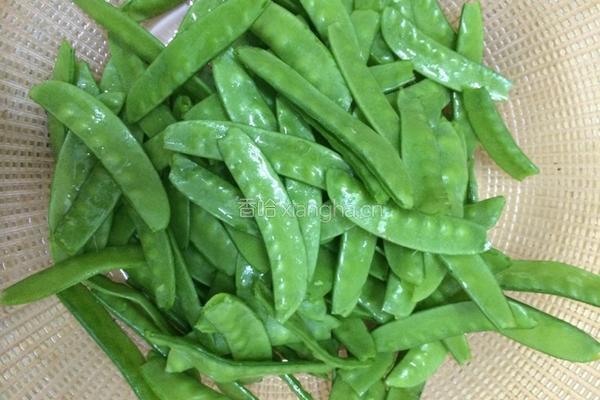 烧肉炒荷兰豆的做法图解1