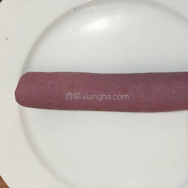 揉成光滑的面团，分成两份，揉成长条
